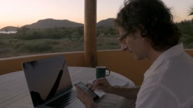 Adam evde akıllı telefon office e-posta seyir okyanus tarafından kaydırma