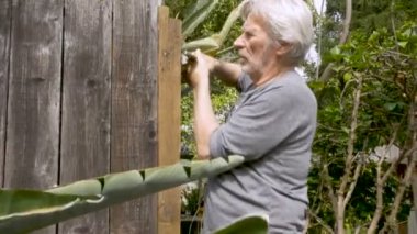 Etkin komuta sizde bir kilit anahtarı ile kırık bir çit bir çivi kaldırılıyor