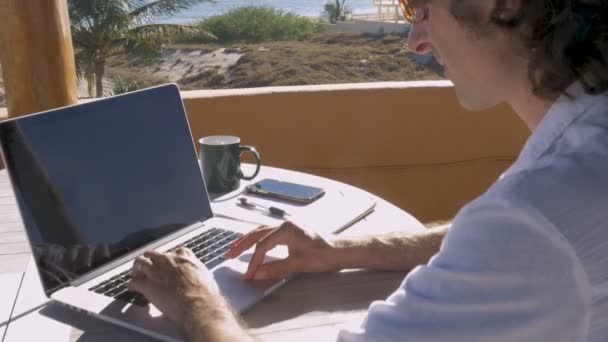 Zelf werkzaam ondernemer man aan het werk op laptop vanuit kantoor aan huis — Stockvideo