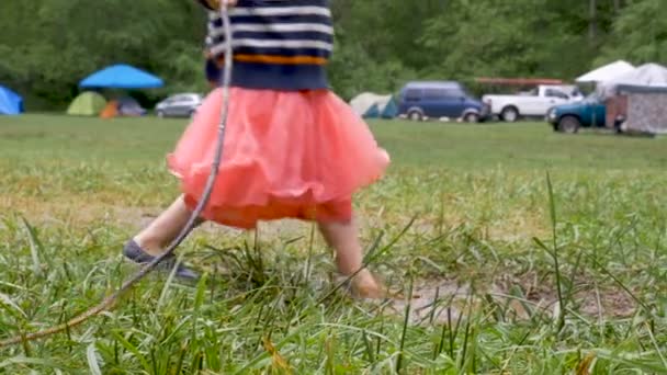 Primer plano de un pie de chicas jóvenes aplastando y caminando a través de un charco fangoso — Vídeos de Stock