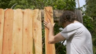 Yakışıklı delikanlı yeni bir ahşap tahta bir çit kısayollarımı yerleştirme