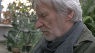 Yaşlı yakışıklı komuta sizde onun dijital tablet dışında yüksek sesle okuma