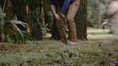 O onunla oynarken hızlı bir köpek onu kadın sahip uzak çalışır