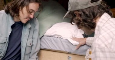 Birlikte bir kağıt haritaya bakarken seyahat hakkında konuşan iki en iyi arkadaşlar