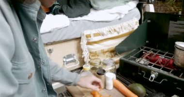 Onun kamyonet Karavan kamp yaparken adam kesme havuç sebze