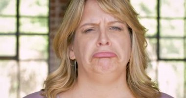 Çatık ve surat asmayı üzgün depresif kadın