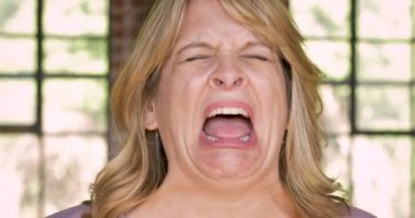 Son derece üzücü mutsuz depresif kadın sesli hıçkıra hıçkıra