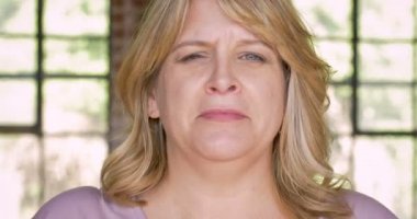 Ağlama ve yüzünü elleri - waa cisim silerek mutsuz kadın