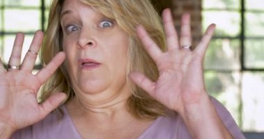 Korkulu korkmuş kadın korkmuş ya da korkuyor