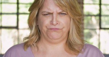 Nefesini tutarak deli kadın kızgın kızgın üzgün