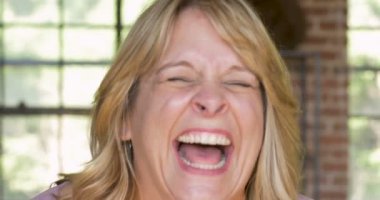 Kahkahalarla gülmekten çatlamak yukarıya ve histerik lol kadın