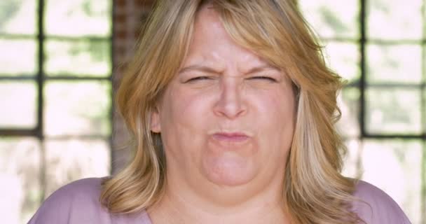 Mujer loca muy enojada señalando con el dedo y temblando de furia — Vídeo de stock