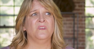 Belirsiz kadın ne yapacağını emin değilseniz karışık rahatsız rahatsız