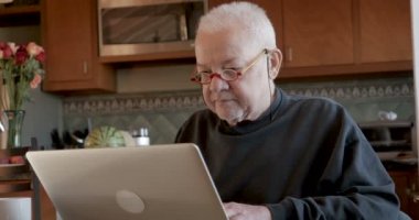 Hacker bilgisayarında bir masum büyük adamın özel bilgilerini görüntüleme