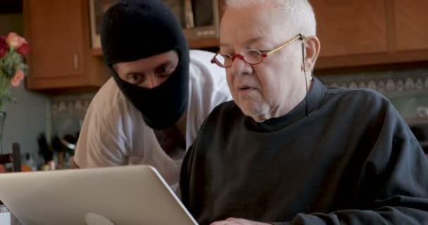 彼はデータを盗むにログインしている間人間のコンピューターに侵入するサイバー泥棒 — ストック動画