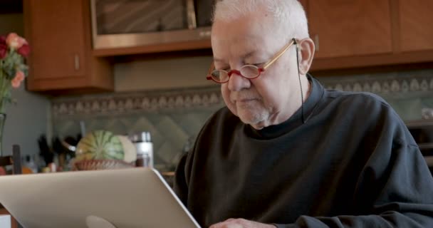 Delincuente cibernético robando dinero de un anciano desprevenido en una computadora — Vídeo de stock