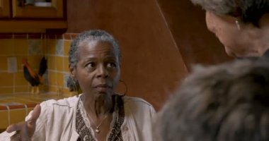 Afrikalı-Amerikalı kadın ciddi muhabbet 50'in üzerinde