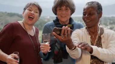 Multi ırksal üst düzey kadınların farklı grup almak bir selfie ile smartphone