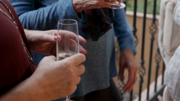 Primo piano delle mani delle donne anziane che tengono bevande e bicchieri — Video Stock