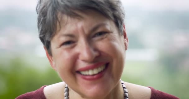 Vilkas kypsä vanhempi nainen hänen 60s nauraa kameralle — kuvapankkivideo