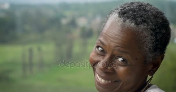 Mulher afro-americana mais velha bonita em seus 60 anos flertando e sendo bobo — Vídeo de Stock