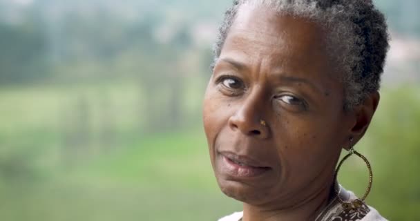 自信迷人的非洲裔美国女人调情和嬉戏 — 图库视频影像