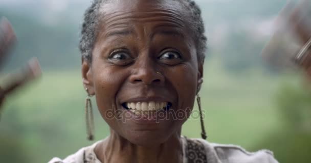 Velmi rádi šťastné atraktivní africká americká žena v 60ti vyjadřující radost — Stock video