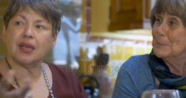 Dinleme ve 60 her yerinde söz üç genç üst düzey kadın