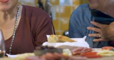 İki emekli bayan arkadaş yemek ve bir partide gülüyor 60 yukarı eğimli