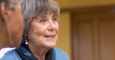 Güzel etnik kadın gülümseyerek ve onun arkadaşlarıyla bir partide gülüyor 60