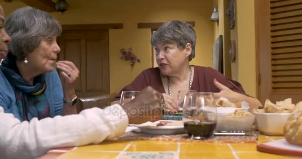 Τρεις ελκυστικές κυρίες μεγαλύτερης ηλικίας να μιλάμε και φαγητό σνακ σε ένα πάρτι — Αρχείο Βίντεο