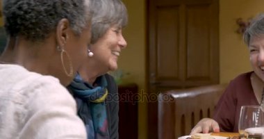 Grup şaka ve bir partide tezahürat yaşlı kadın gülüyor