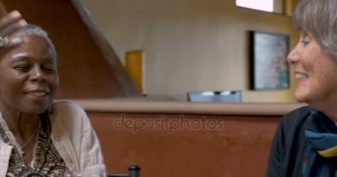 Kadın gülüyor ve hayatına yetişmeye 50'in üzerinde bir grup etrafında kamera gider