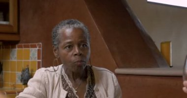 Üç yemek ve birbirleriyle konuşurken 50 over kadınlar, el