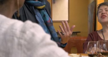 Bir grup gülümseyen ve gülerek konuşmaya olgun yetişkin kadınların vinç