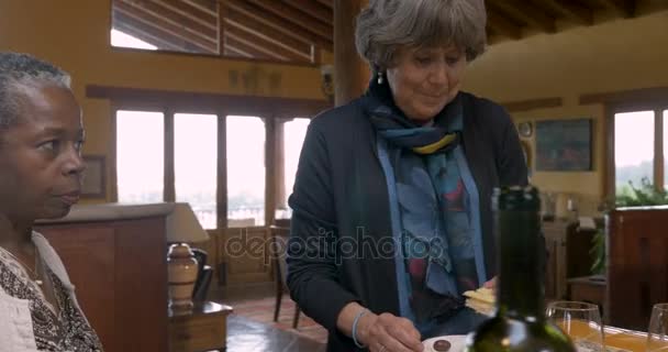 Grupo de mujeres mayores de 50 años comiendo bocadillos en una cena en una casa — Vídeos de Stock