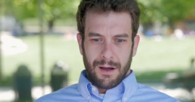 Bin yıllık yakışıklı 30s sadece kazandığı duymak için sürpriz sakallı