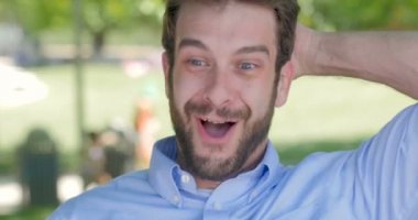 Evet bir şey kazanmak için tepki bağırarak çok heyecanlı iş adamı