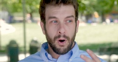 Zaferini kutluyor ve kazanan şaşırmış heyecanlı yakışıklı adam