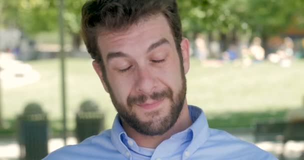 Gutaussehender Millennial-Mann Anfang 30 atmet erleichtert auf — Stockvideo