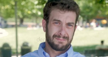 Üzgün adam erken 30s üzüntü gözyaşları ayak bağı