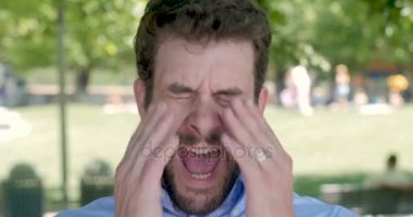 Esneme ve gözlerini silerek yorgun yorgun bin yıllık işadamı