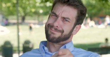 Arayan, gülümseyen ve kameraya işaret ve Evet başını sallayarak başarılı adam