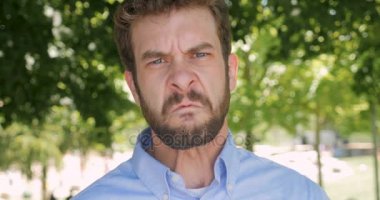 Öfkeli adam küfür ve aşırı öfke ifade kamera tehdit ediyor.