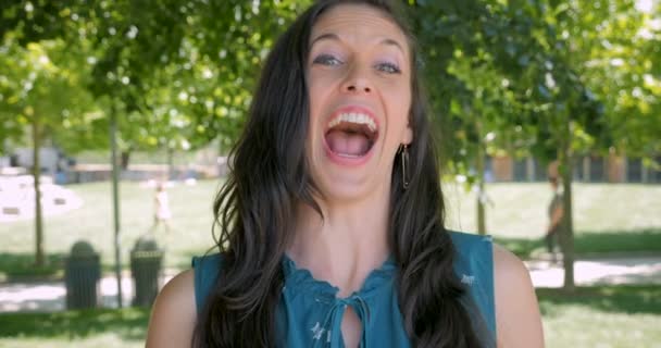 Attraente donna felice che ride direttamente alla fotocamera — Video Stock