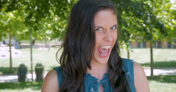 Сумасшедшая дьявольская женщина смеется и сходит с ума — стоковое видео