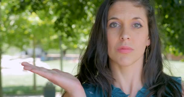 Vrouw houdt haar hand alsof iets is daarop presentatie van een product of een afbeelding — Stockvideo