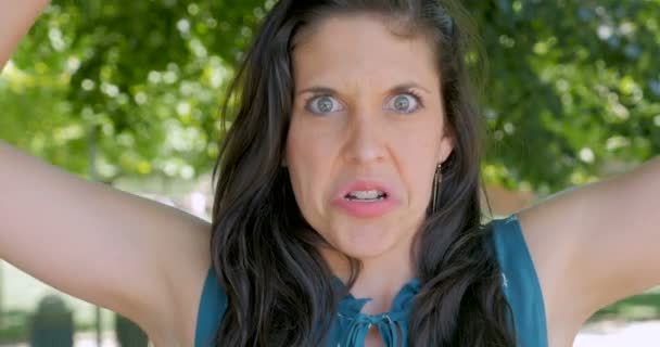 Frowning bahagia wanita gila memberikan dua jempol ke bawah — Stok Video
