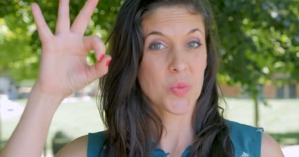 Opgewonden gelukkig lachend aantrekkelijke vrouw geven een ok met haar hand — Stockvideo