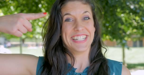Vacker ung glad kvinna ler och pekar på hennes vita tänder — Stockvideo